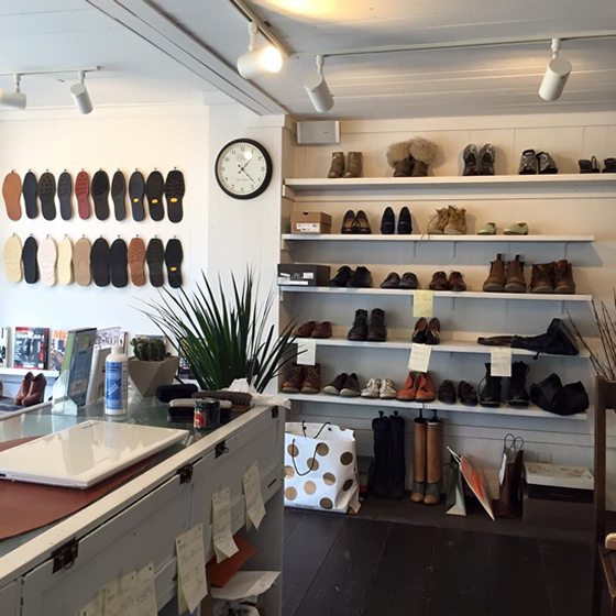 広島市中区富士見町、地蔵通り沿いにある靴専門修理のお店「Penta（ペンタ）」です。靴の修理はもちろん、靴磨きからブーツのカスタム、オーダーシューズの販売まで幅広く行っております。また靴だけでなく鞄の修理も可能ですので是非ご来店ください。